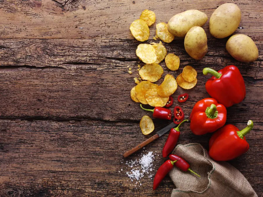 ChilliAndPepper wooden board crisps