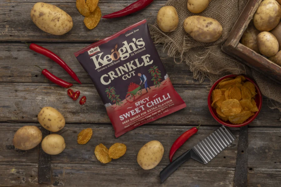 crinkle cut sweet chilli pack on wooden surface