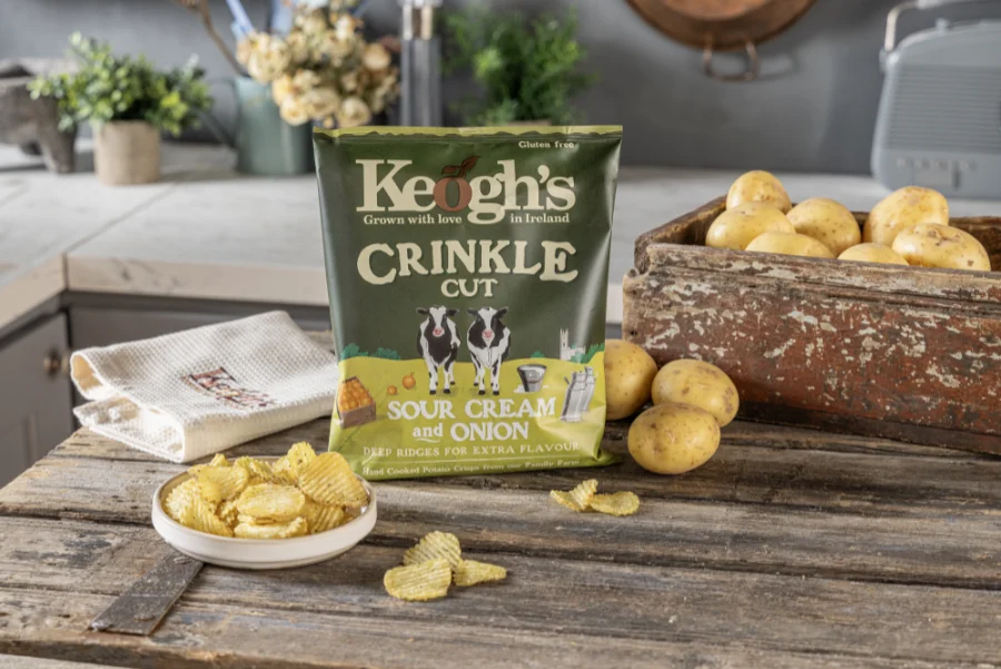 sour cream and onion crisps potatoes wooden table 02